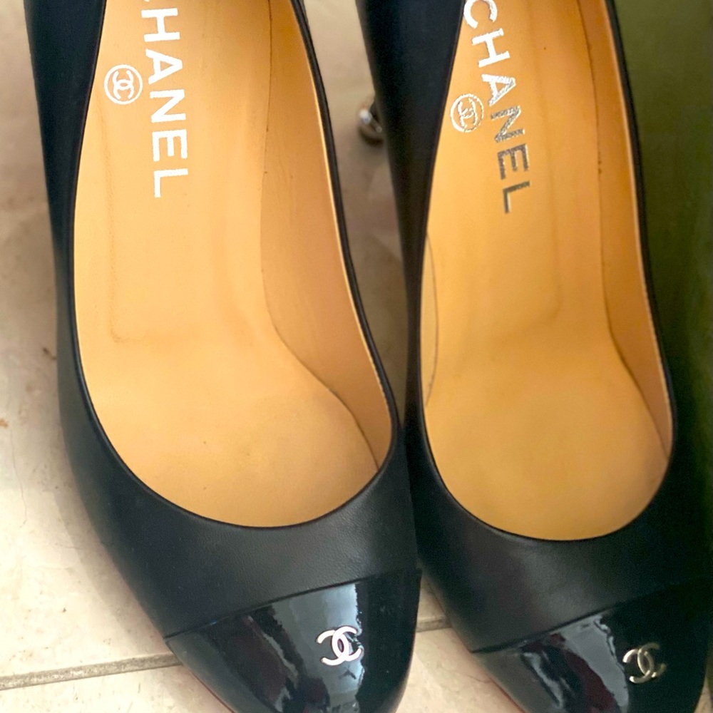 Channel black leather pumps in 71/2